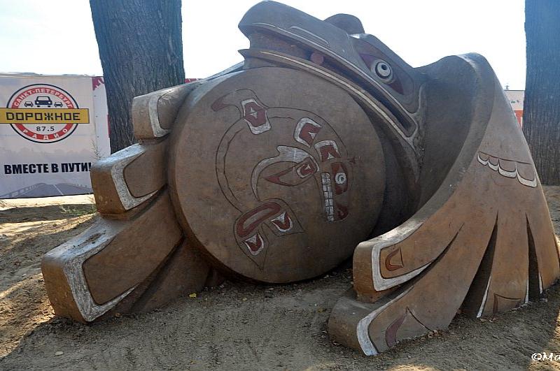 Sand Festival 2024: каменная скульптура в стиле тихоокеанских индейцев у деревьев